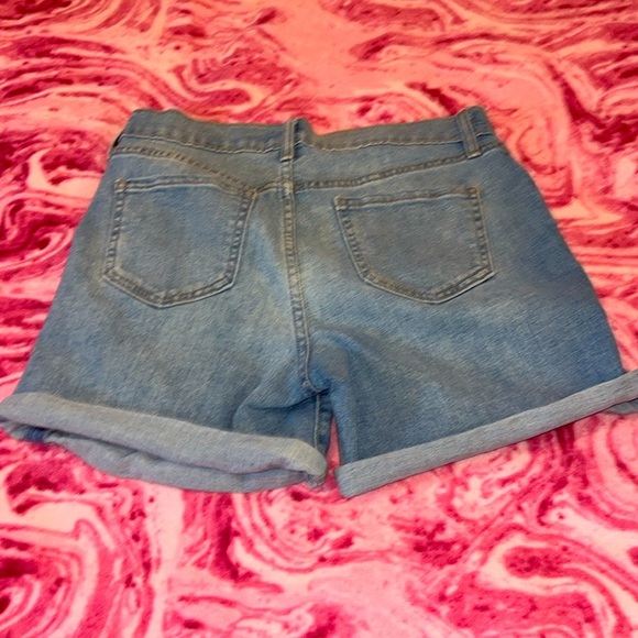 Women’s Old Navy Curvy Fit Distressed Jean Shorts Size 4 - Picture 2 of 2